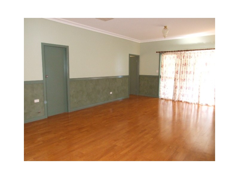 12 Armstrong Street, Parkes NSW 2870