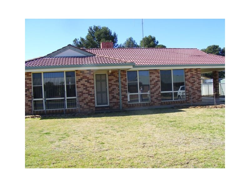 18 Thomas Tom Cres, Parkes NSW 2870