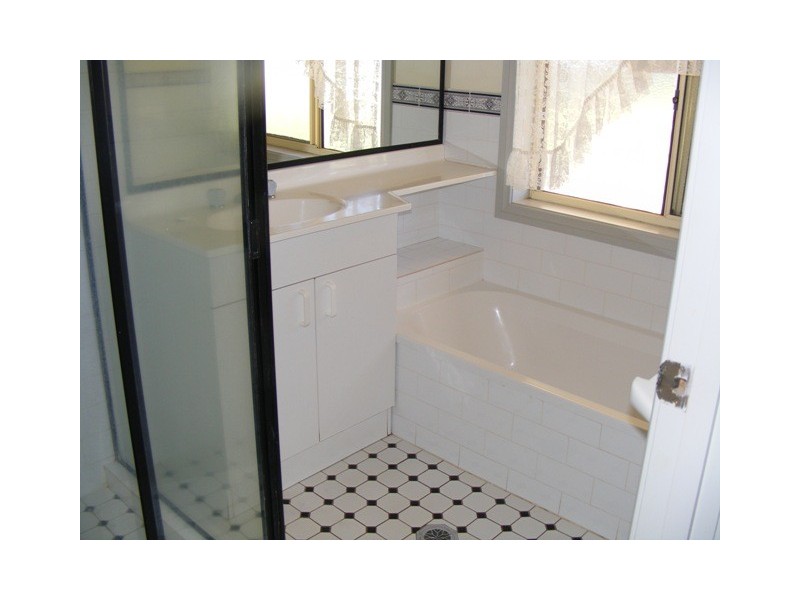 18 Thomas Tom Cres, Parkes NSW 2870