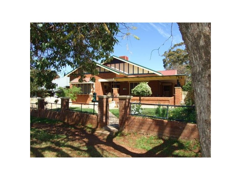 8 East Street, Parkes NSW 2870