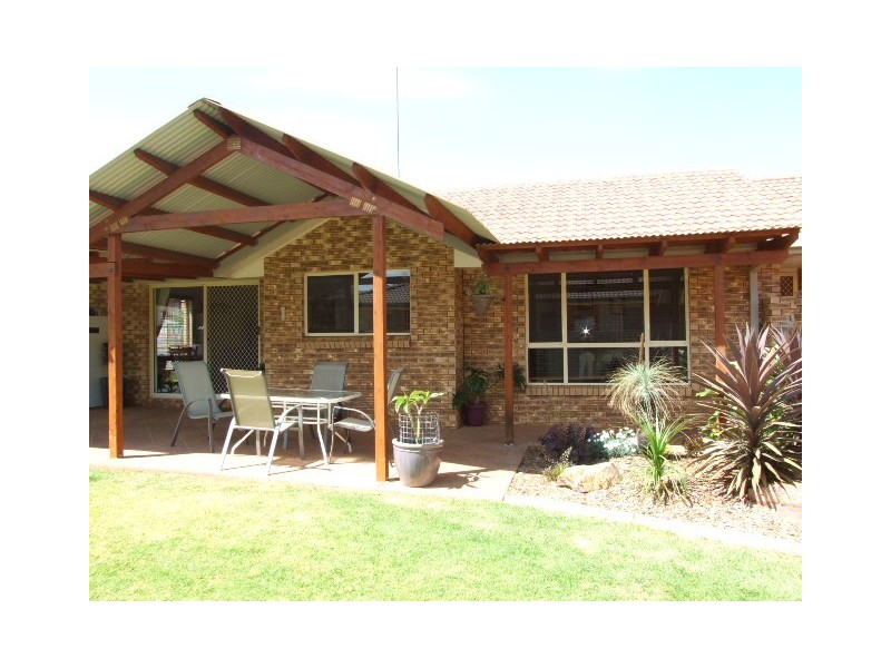 27 Paterson Street, Parkes NSW 2870