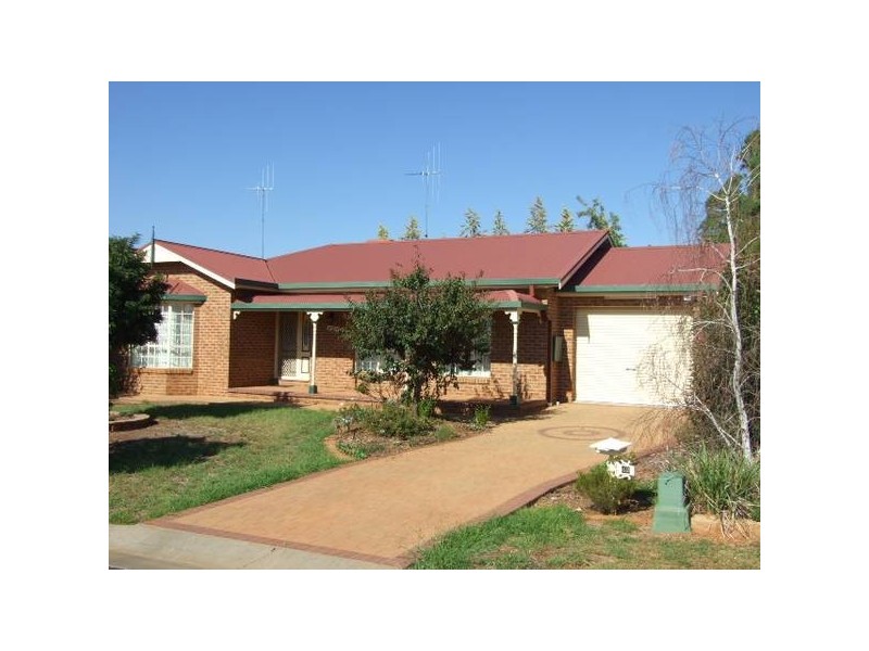 42 Ebelina Crescent, Parkes NSW 2870