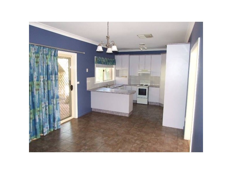 42 Ebelina Crescent, Parkes NSW 2870