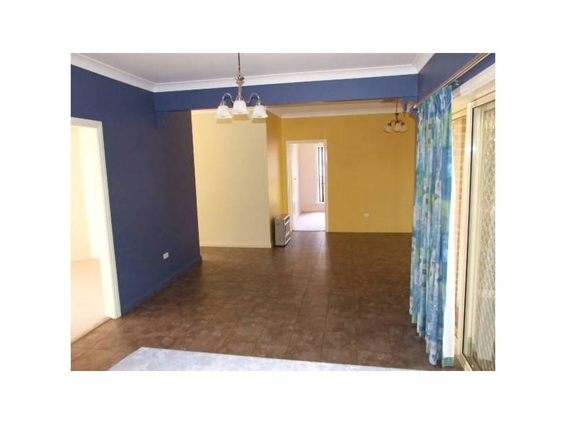 42 Ebelina Crescent, Parkes NSW 2870