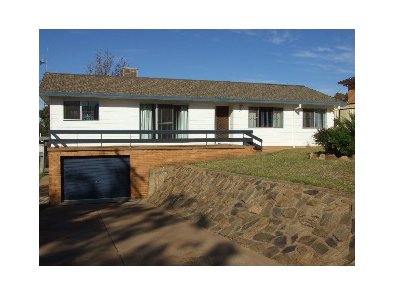31 Barton Street, Parkes NSW 2870