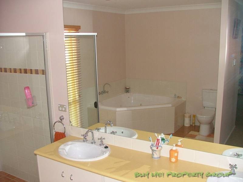 8 Watarrka Drive, Parkinson QLD 4115