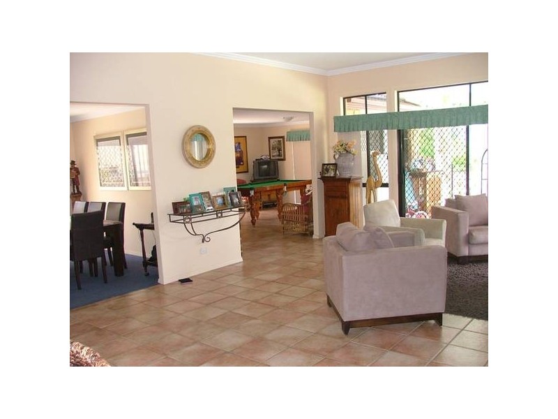 8 Mitchell Place, Parkinson QLD 4115