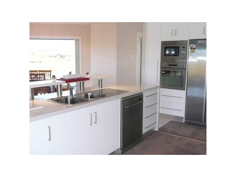 8 OAKRIDGE CRESCENT, Mount Gambier SA 5290