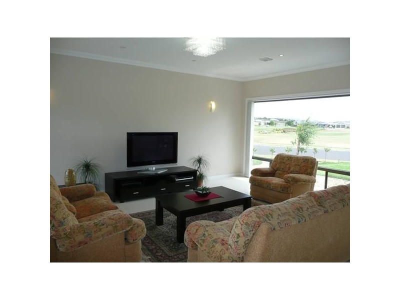 8 OAKRIDGE CRESCENT, Mount Gambier SA 5290