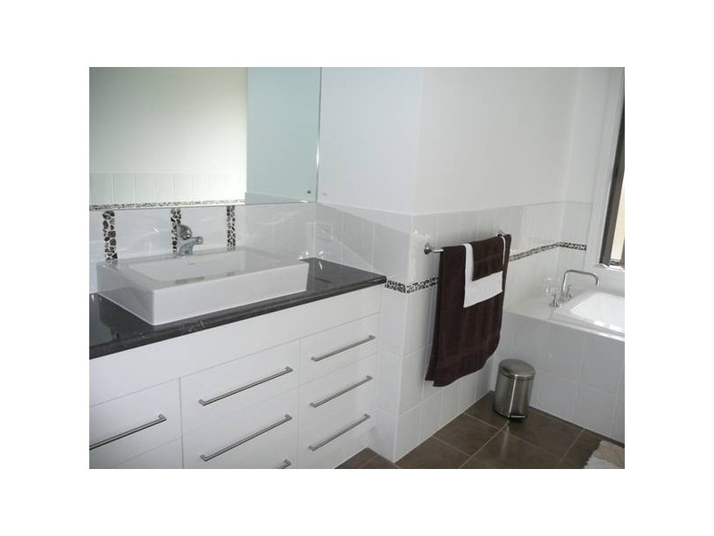 8 OAKRIDGE CRESCENT, Mount Gambier SA 5290