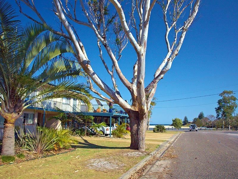 1689 Ocean Drive, Lake Cathie NSW 2445