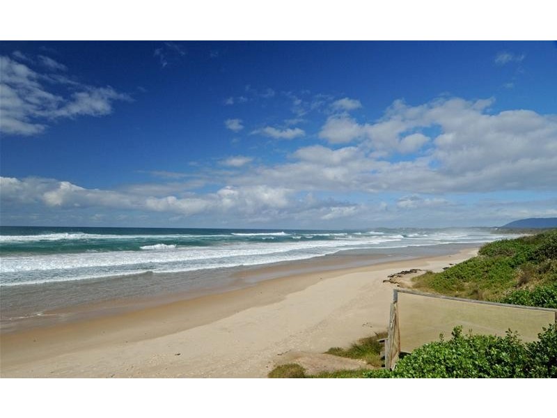 13 Parry Street, Lake Cathie NSW 2445