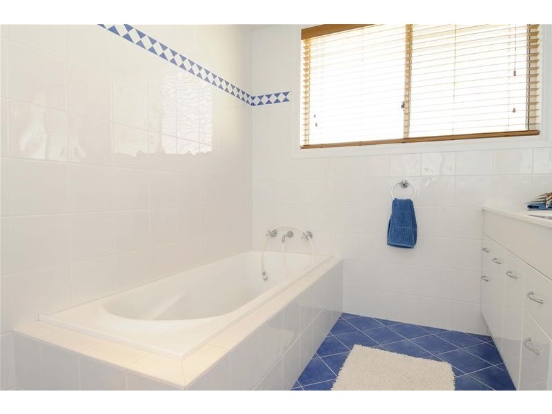 8 Solander Place, Lake Cathie NSW 2445