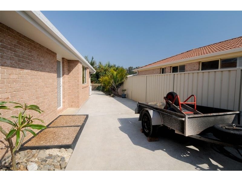 8 Solander Place, Lake Cathie NSW 2445