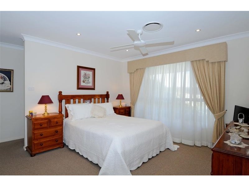 8 Whitby Place, Lake Cathie NSW 2445