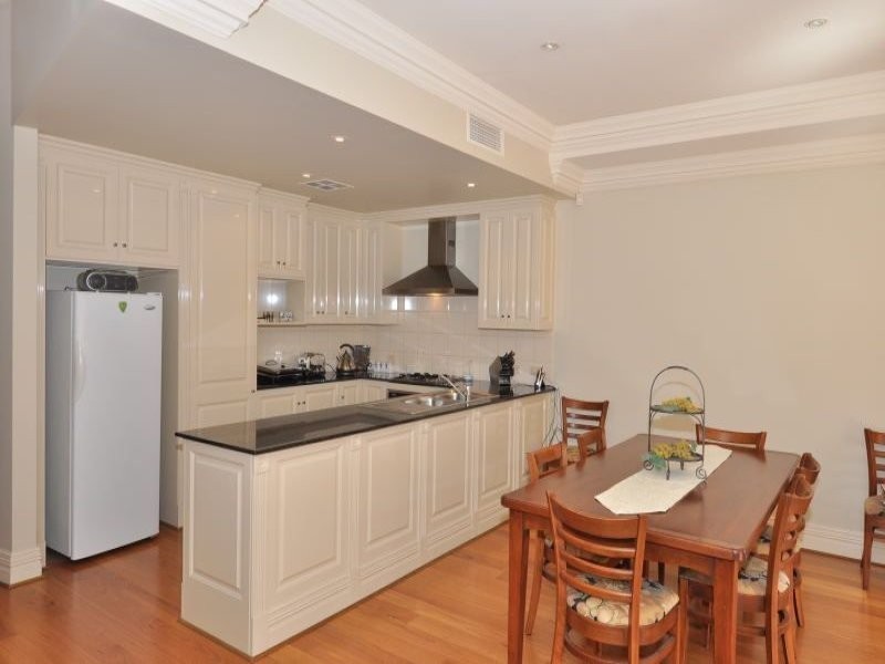 1/7 Torrens Square, Glenelg SA 5045