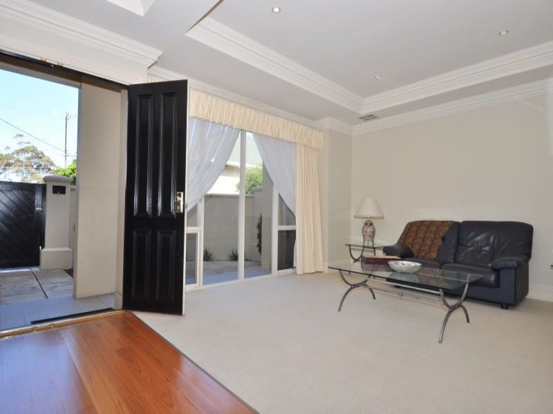 1/7 Torrens Square, Glenelg SA 5045