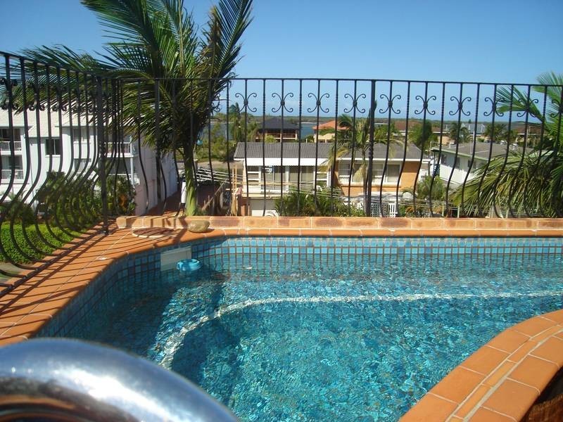 12 Canal Avenue, Runaway Bay QLD 4216