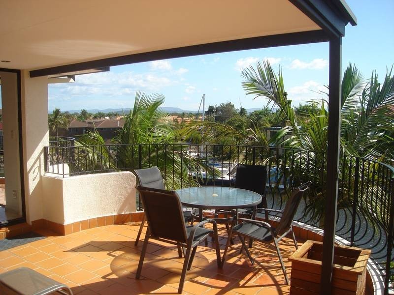 12 Canal Avenue, Runaway Bay QLD 4216
