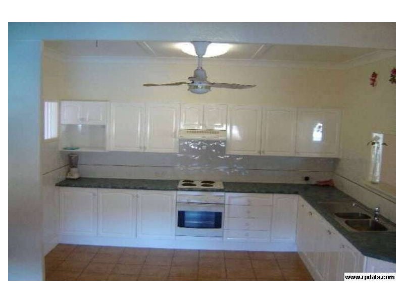 2 Bulolo Av, Runaway Bay QLD 4216