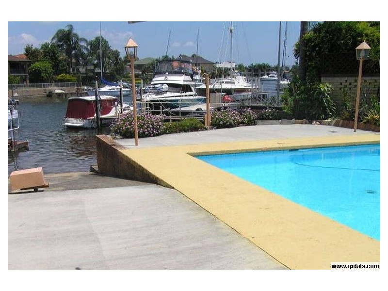 2 Bulolo Av, Runaway Bay QLD 4216