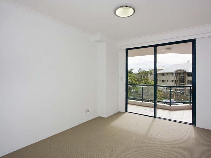 4/22 MONTGOMERY AVENUE, Main Beach QLD 4217