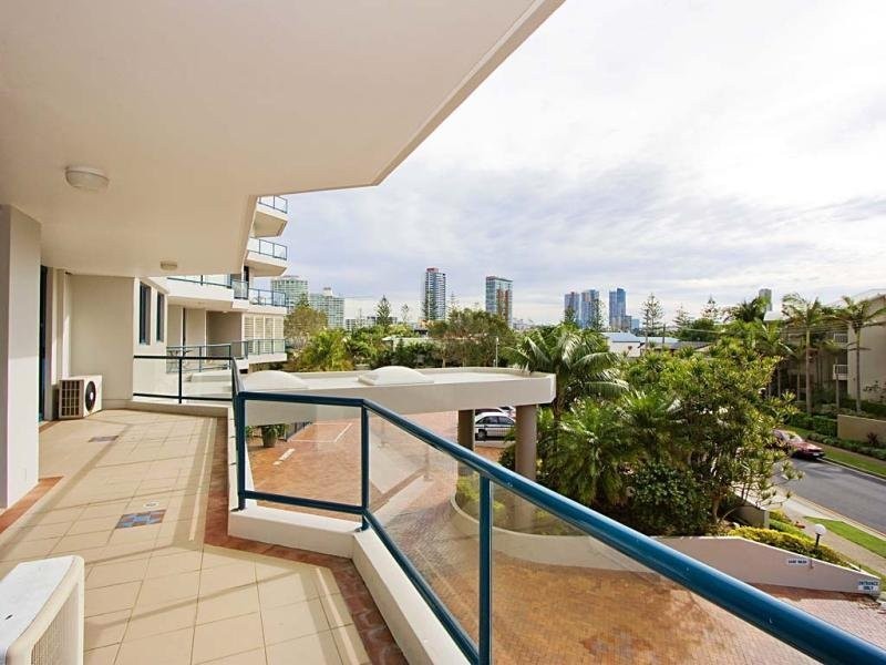 4/22 MONTGOMERY AVENUE, Main Beach QLD 4217