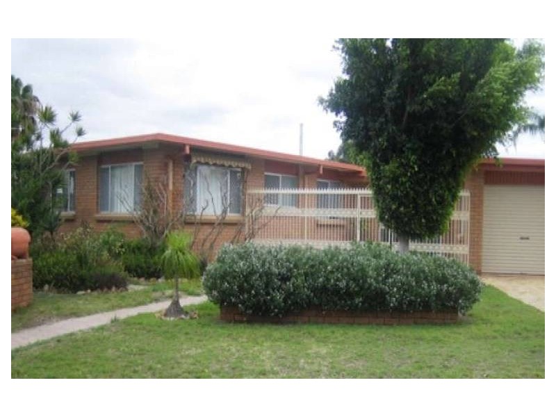 2 Bulolo Ave, Runaway Bay QLD 4216