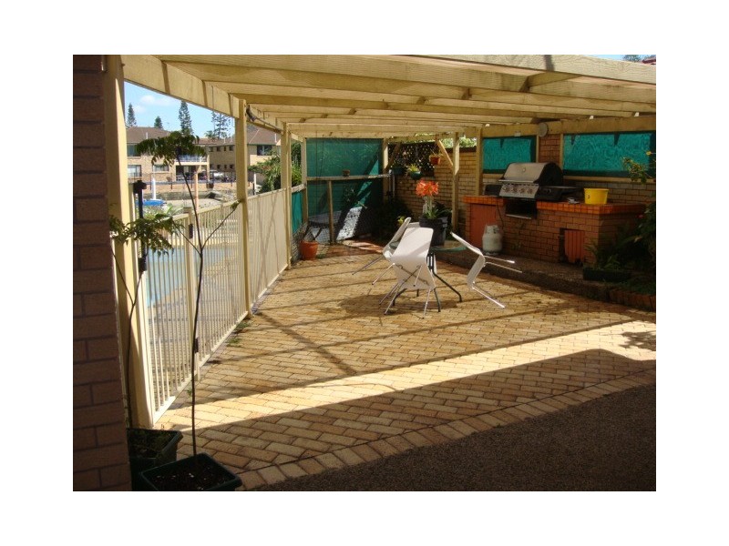 2 Bulolo Ave, Runaway Bay QLD 4216