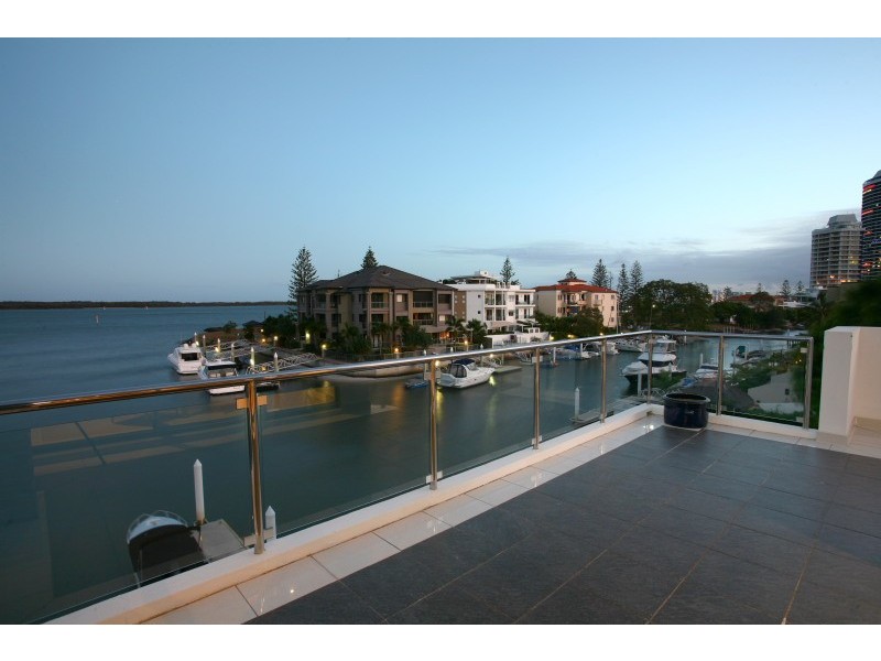 9/27 Madang Crescent, Runaway Bay QLD 4216