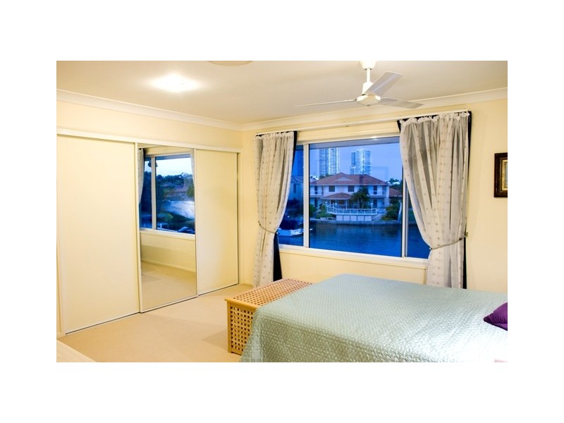 9 Folkstone Place, Runaway Bay QLD 4216