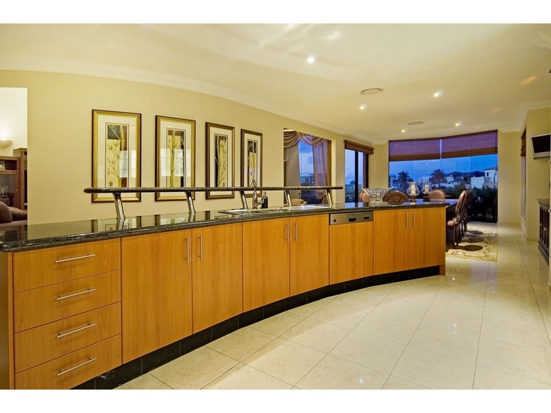 53 Royal Albert Crescent, Sovereign Islands QLD 4216