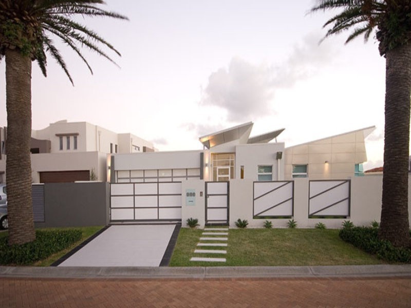 1 Royal Albert Crescent, Paradise Point QLD 4216