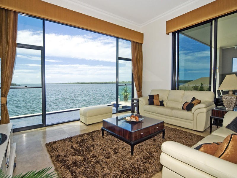 8 Knightsbridge Parade East, Sovereign Islands QLD 4216
