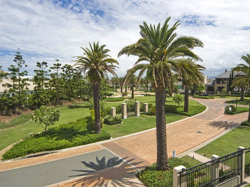 8 Knightsbridge Parade East, Sovereign Islands QLD 4216