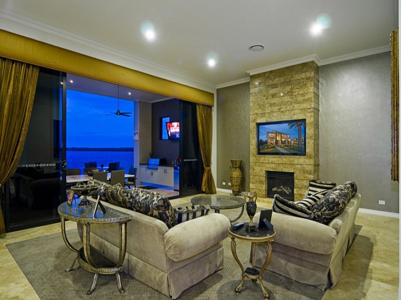 8 Knightsbridge Parade East, Sovereign Islands QLD 4216