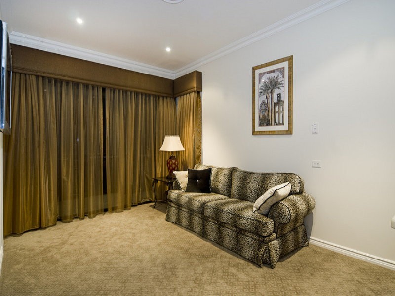 8 Knightsbridge Parade East, Sovereign Islands QLD 4216