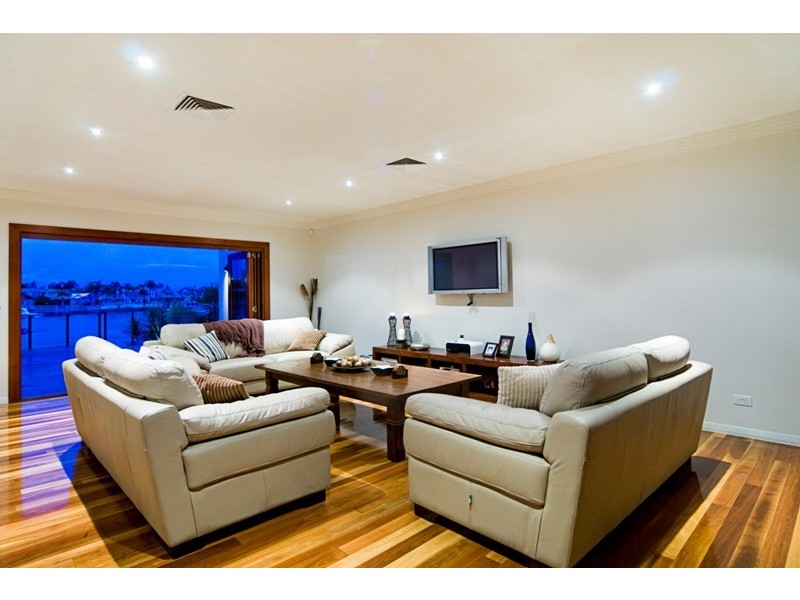 62 Midnight CT, Runaway Bay QLD 4216