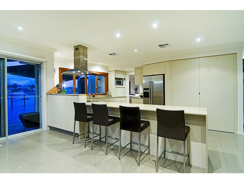 62 Midnight CT, Runaway Bay QLD 4216