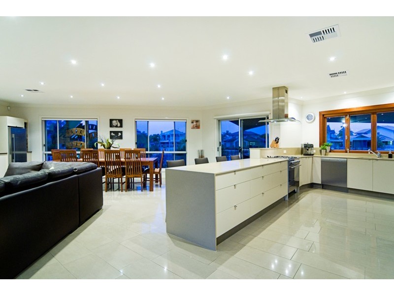 62 Midnight CT, Runaway Bay QLD 4216