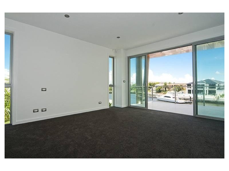 16 Regents Court, Sovereign Islands QLD 4216