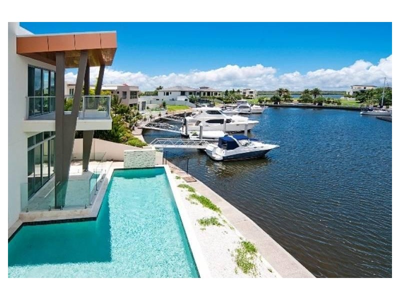 16 Regents Court, Sovereign Islands QLD 4216