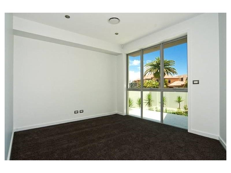 16 Regents Court, Sovereign Islands QLD 4216