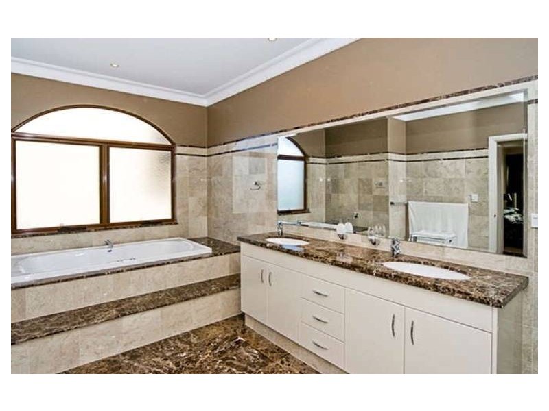 23 Regents Court, Sovereign Islands QLD 4216