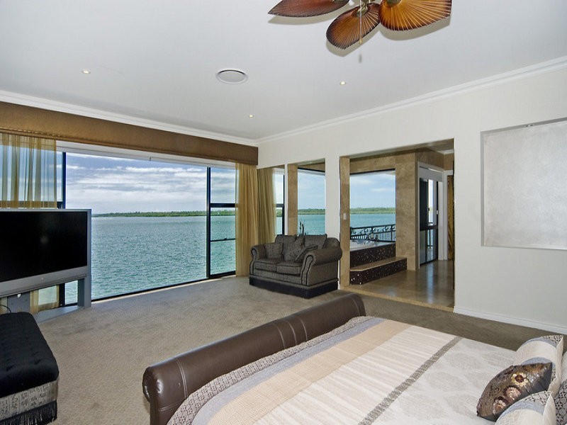 8 Knightsbridge Parade East, Sovereign Islands QLD 4216