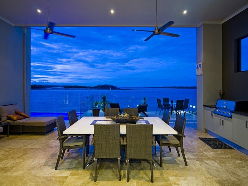 8 Knightsbridge Parade East, Sovereign Islands QLD 4216