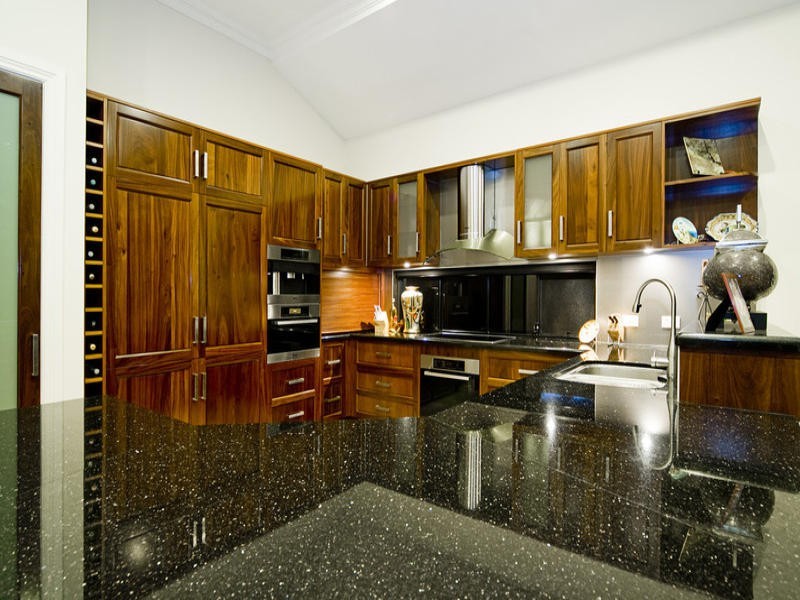 8 Knightsbridge Parade East, Sovereign Islands QLD 4216