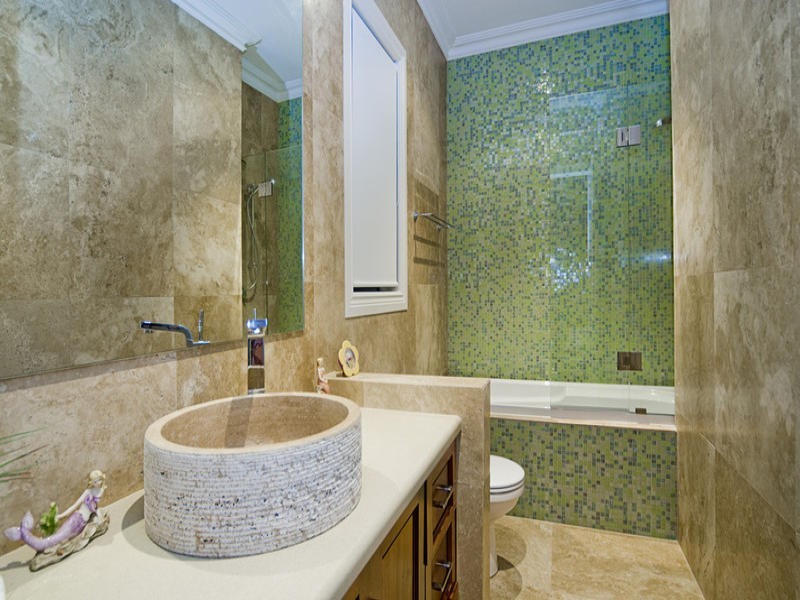 8 Knightsbridge Parade East, Sovereign Islands QLD 4216