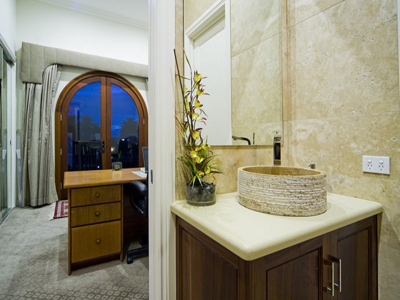 8 Knightsbridge Parade East, Sovereign Islands QLD 4216