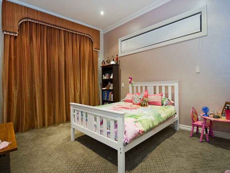 8 Knightsbridge Parade East, Sovereign Islands QLD 4216